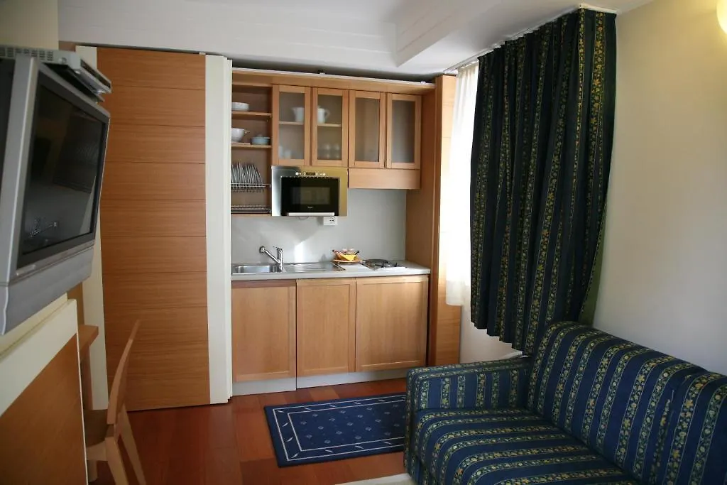 Aparthotel England Риччоне