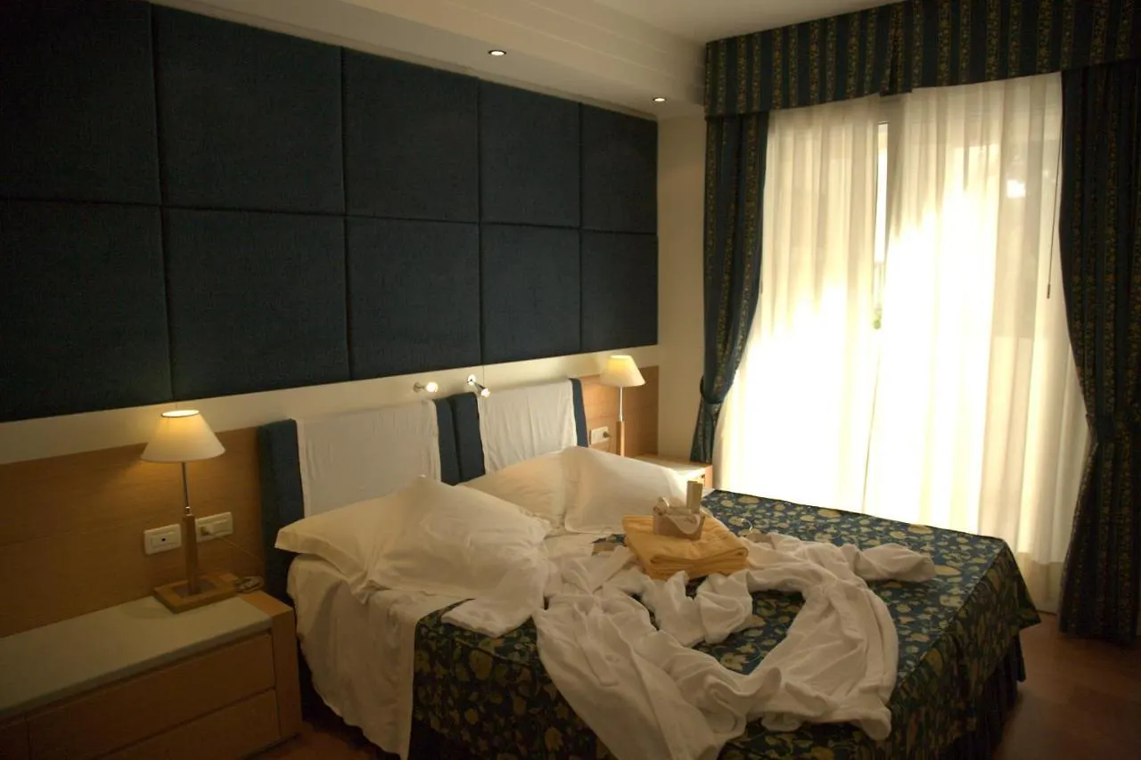 Aparthotel England Риччоне 4*,